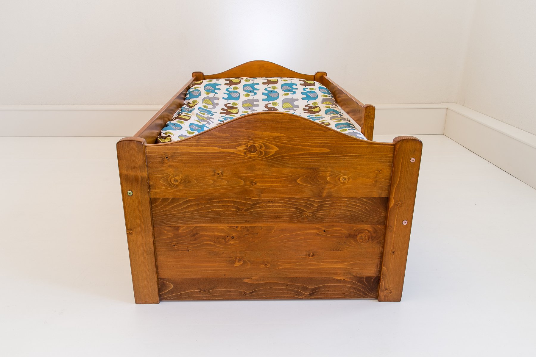 Dió színre pácolt borovi fenyő ágykeret - Lusti - ágyvég formája közelről