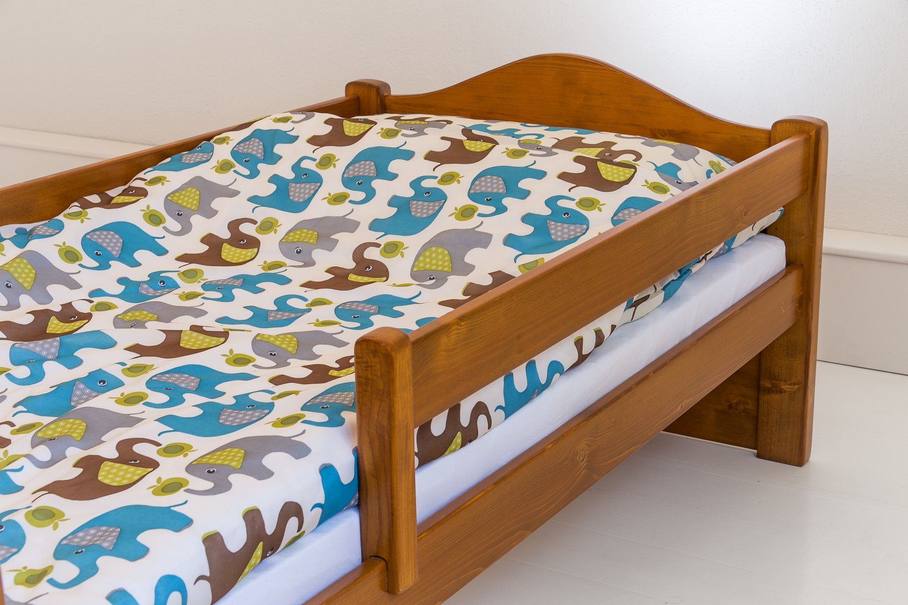 Lusti gyerekágy leesésgátlóval - dió színre pácolt fenyőfa